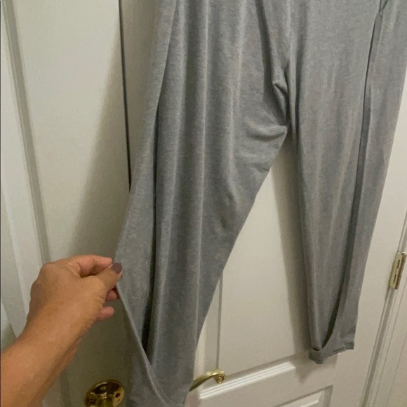 Lululemon beautiful yoga pants open two sides to be comfy when moving around. - Picture 3 of 11